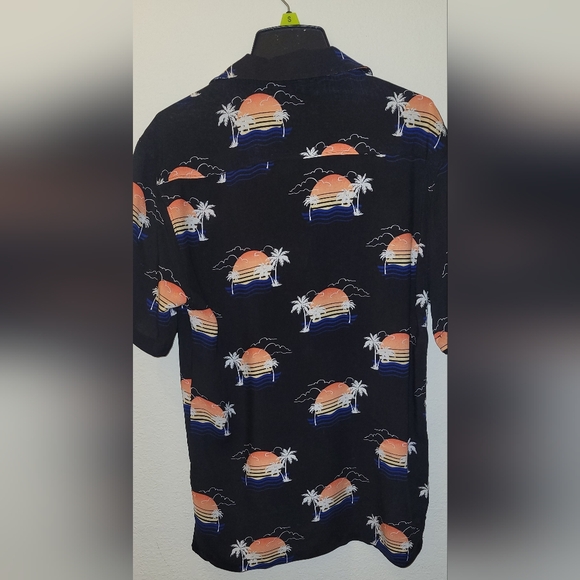 Men's XS (30-32) Tropical button down Shirt. Worn once LIKE NEW - Picture 2 of 5